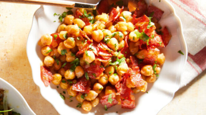 ρεβύθια-με-πικάντικο-τσορίθο-και-θυμά-564185611