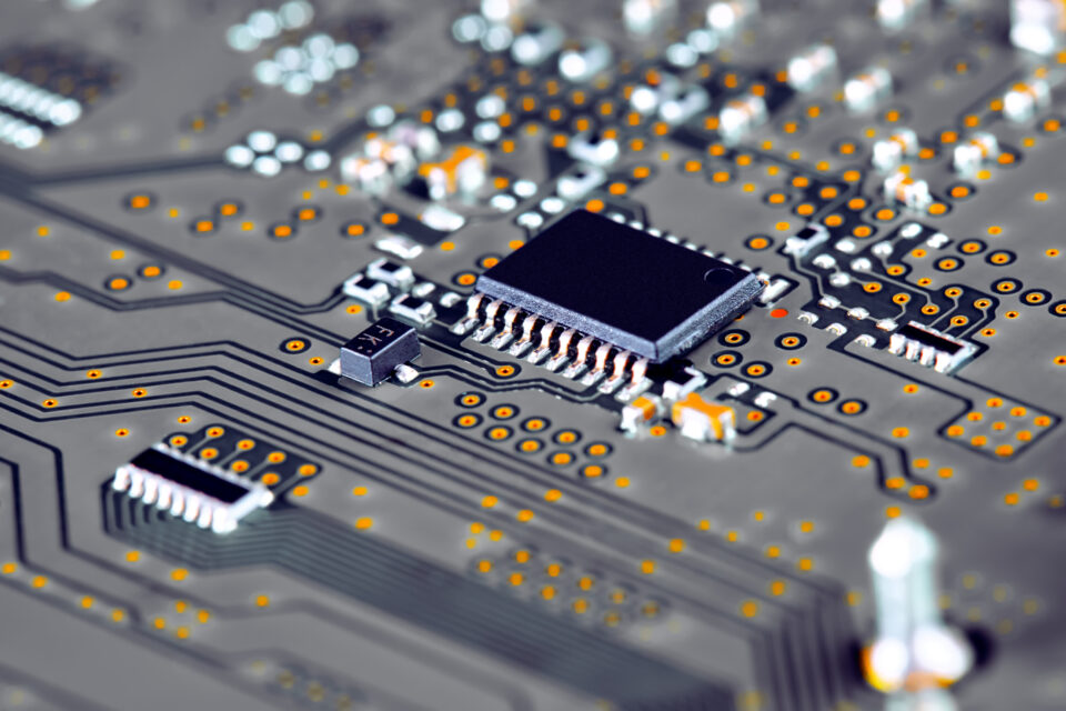 Η ΑΙ στέλνει τον λογαριασμό σε υπολογιστές και κινητά – Αυξήσεις έως 100% -2