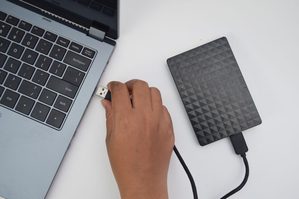 Η ΑΙ στέλνει τον λογαριασμό σε υπολογιστές και κινητά – Αυξήσεις έως 100% -1