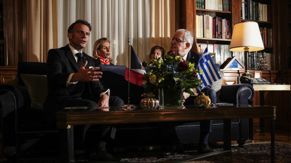 Στο Προεδρικό Μέγαρο το ζεύγος Μακρόν για το επίσημο δείπνο [εικόνες]-3