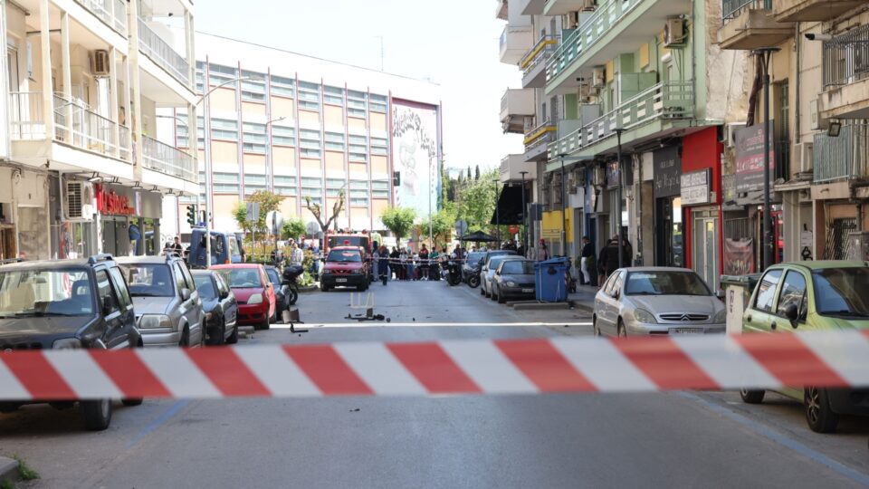 Θεσσαλονίκη: Η ΟΠΚΕ απομάκρυνε τον 20χρονο που πετούσε αντικείμενα από το μπαλκόνι-1