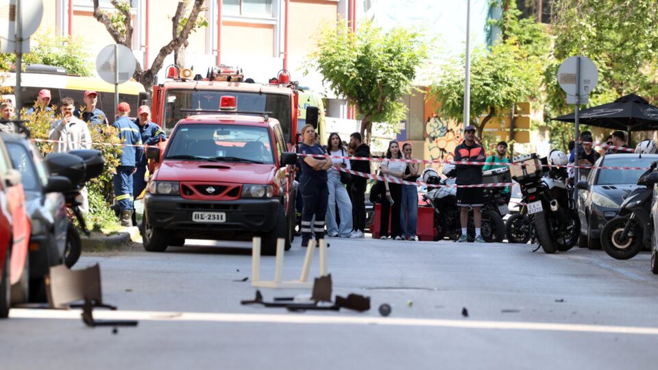 Θεσσαλονίκη: Η ΟΠΚΕ απομάκρυνε τον 20χρονο που πετούσε αντικείμενα από το μπαλκόνι-2