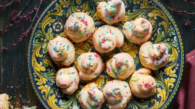 κουλούρια-πασχαλινά-με-γλάσο-από-την-ι-564162553