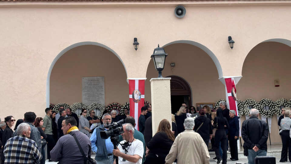 Αργοστόλι: Σε βαρύ κλίμα πένθους η κηδεία της 19χρονης Μυρτώς-3