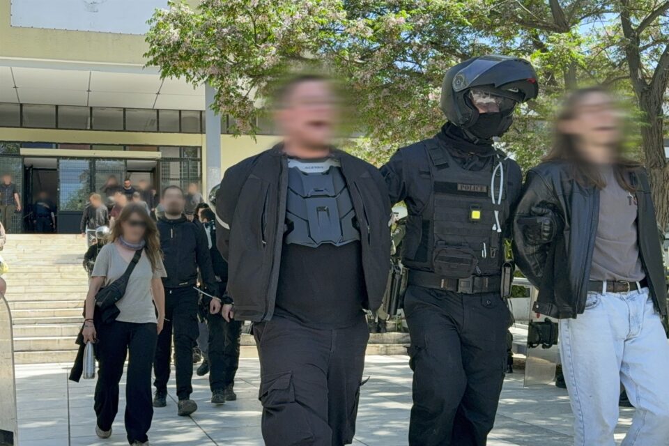 Ρόπαλα ξανά στα πανεπιστήμια-1