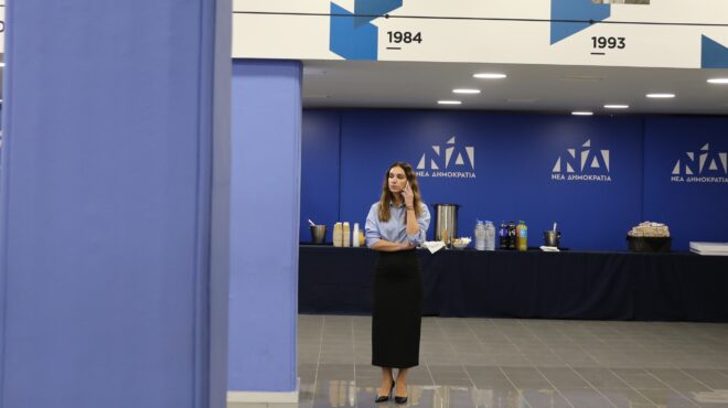 γαλάζιες-γκρίνιες-και-κόκκινες-κάρτε-564204478