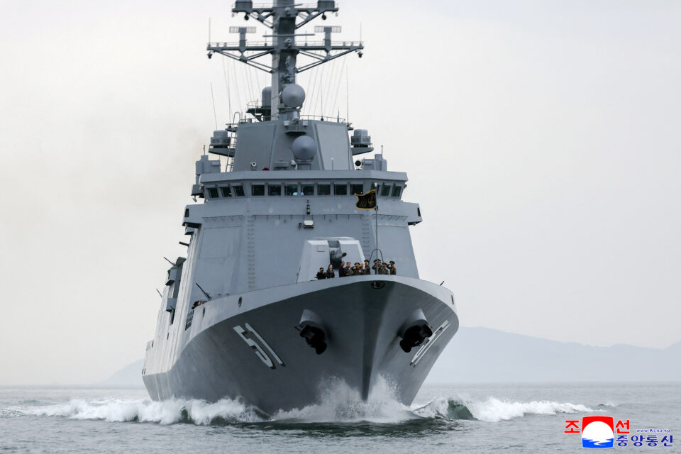 Βόρεια Κορέα: Νέο πλοίο ικανό να μεταφέρει πυρηνικά επιθεώρησε ο Κιμ (εικόνες)-1