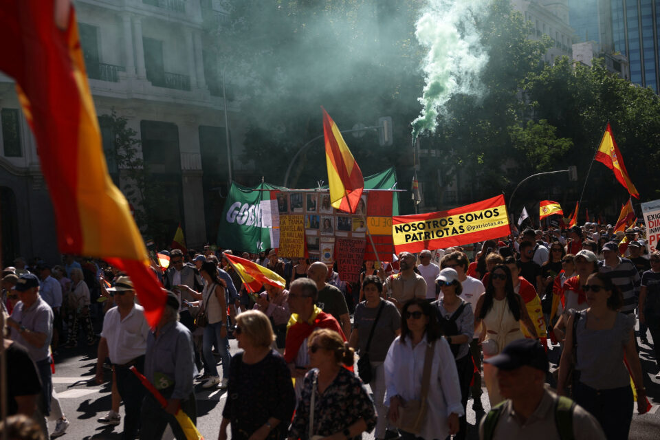 Ισπανία: Δεκάδες χιλιάδες διαδηλωτές ζήτησαν την παραίτηση Σάντσεθ-1
