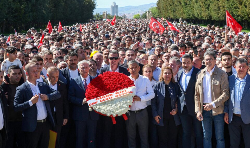 Επίδειξη ισχύος από τον εκδιωγμένο Οζέλ – Μαζική συγκέντρωση στην Αγκυρα-1