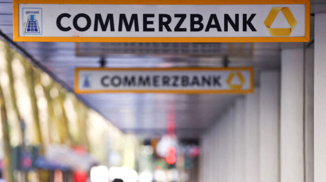 η-commerzbank-προχωράει-σε-περικοπή-3-000-θέσεων-εργ-564218353