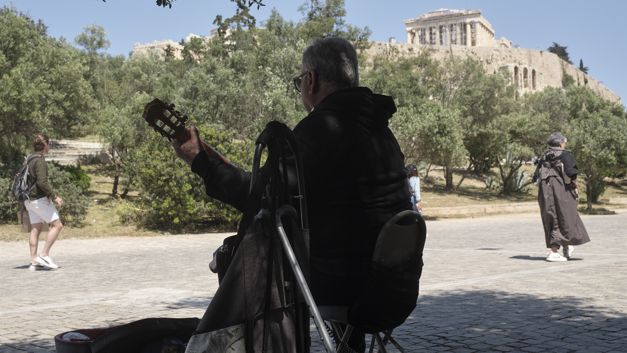 υπαίθρια-αγορά-και-πάλκο-στη-σκιά-της-α-564205513