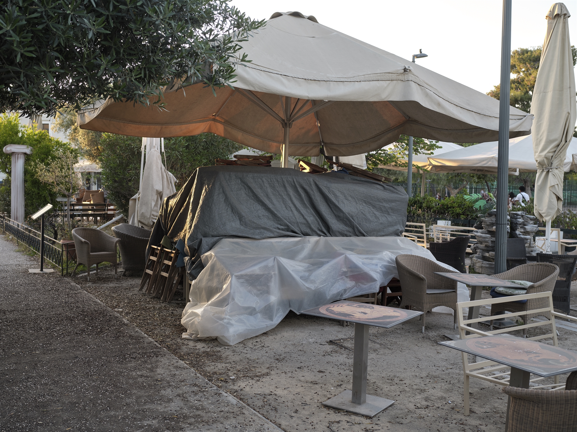 Υπαίθρια αγορά και πάλκο στη σκιά της Ακρόπολης-2