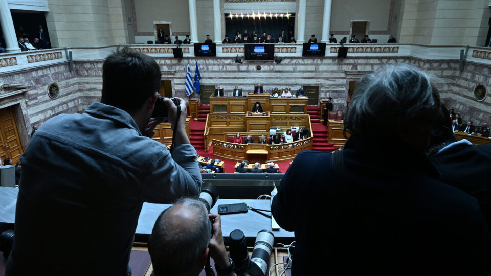 Βαρθολομαίος στη Βουλή: Παρατεταμένο χειροκρότημα, κατάμεστα έδρανα και θεωρεία-1