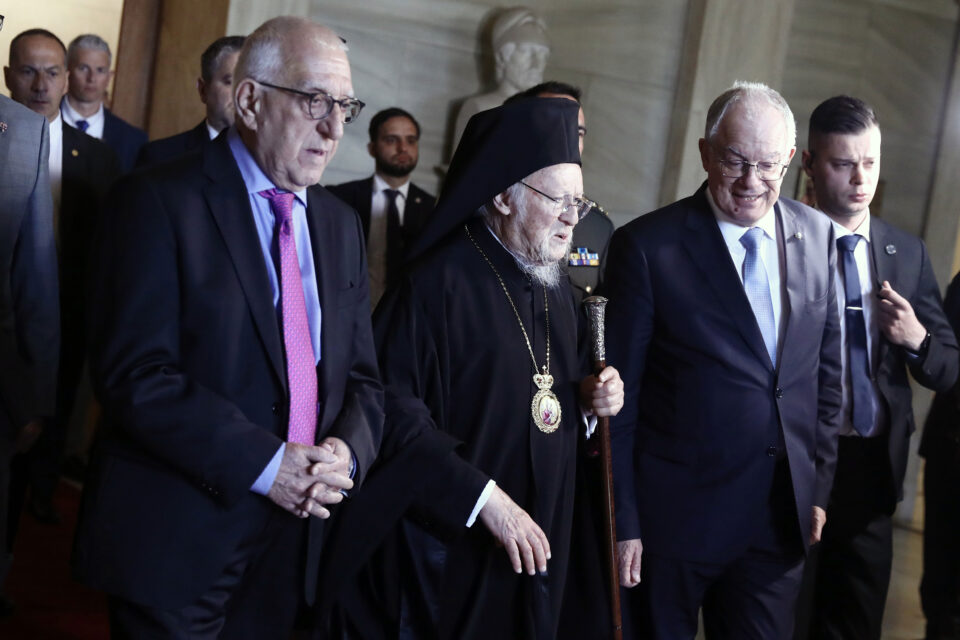 Βαρθολομαίος στη Βουλή: Παρατεταμένο χειροκρότημα, κατάμεστα έδρανα και θεωρεία-2