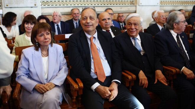 θεωρείο-μακριά-και-όχι-αγαπημένοι-564218614