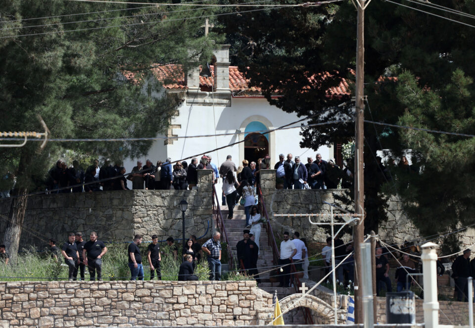 Κρήτη: Θρήνος στην κηδεία του 21χρονου που δολοφονήθηκε-2