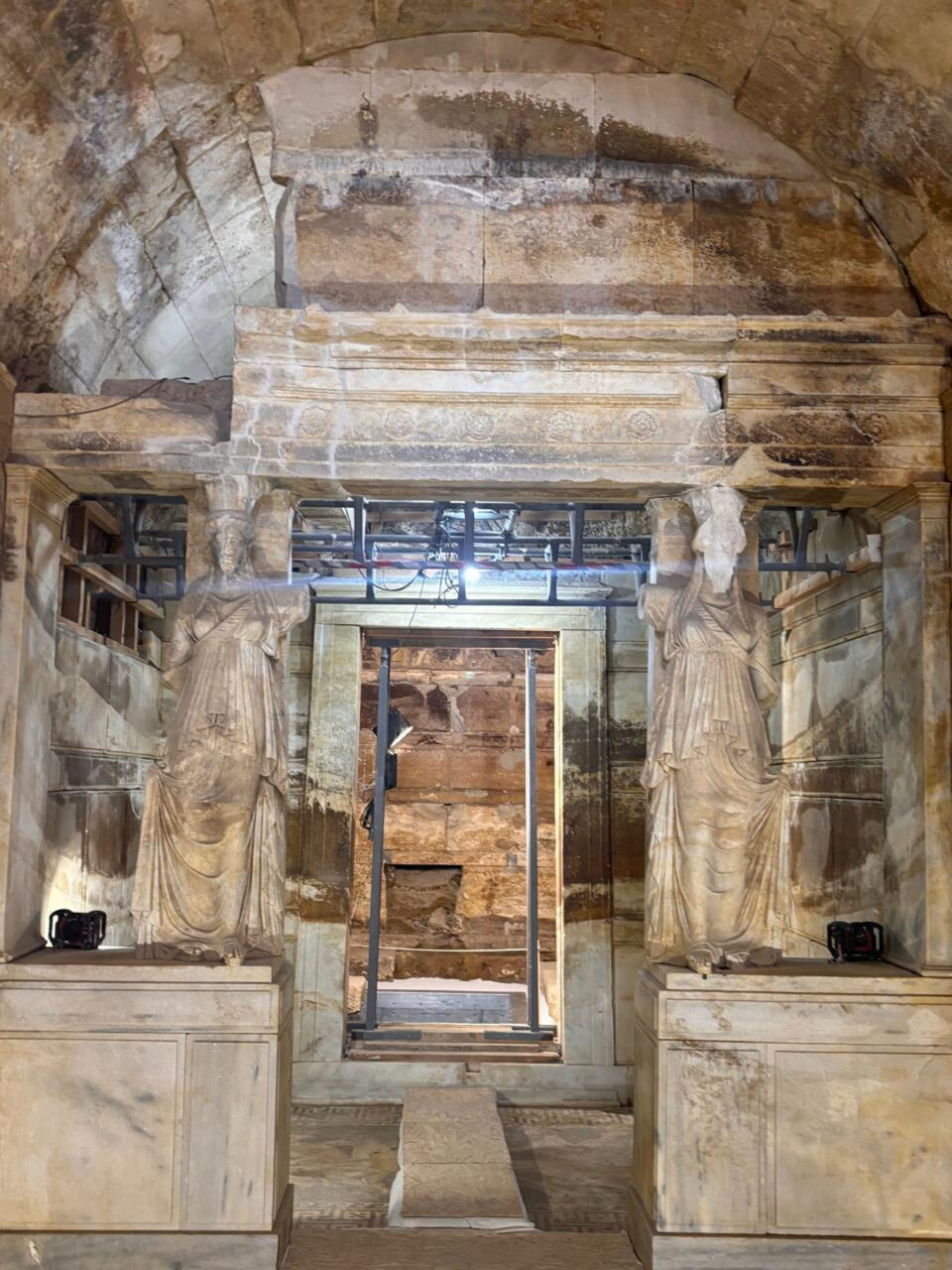 Αμφίπολη: Ο αρχαίος περίβολος του Τύμβου Καστά αποκαλύπτεται πρώτη φορά-2