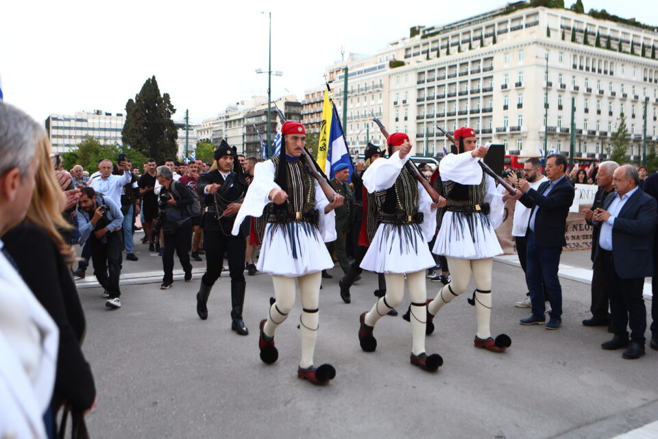 Γενοκτονία Ποντίων: Αλλαγή φρουράς στον Αγνωστο Στρατιώτη με ποντιακές φορεσιές [εικόνες]-1