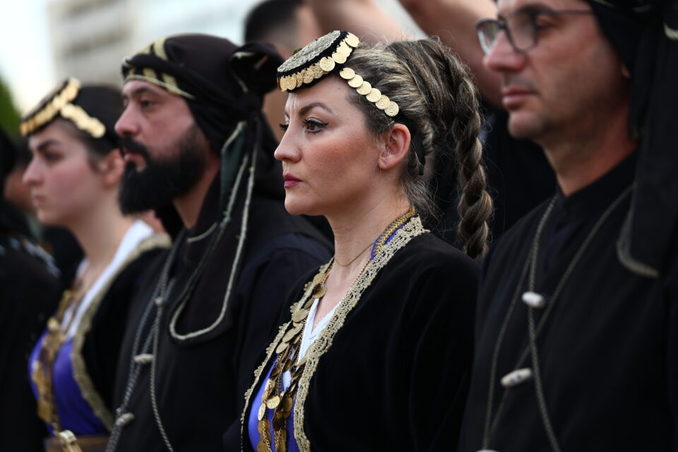 Γενοκτονία Ποντίων: Αλλαγή φρουράς στον Αγνωστο Στρατιώτη με ποντιακές φορεσιές [εικόνες]-4