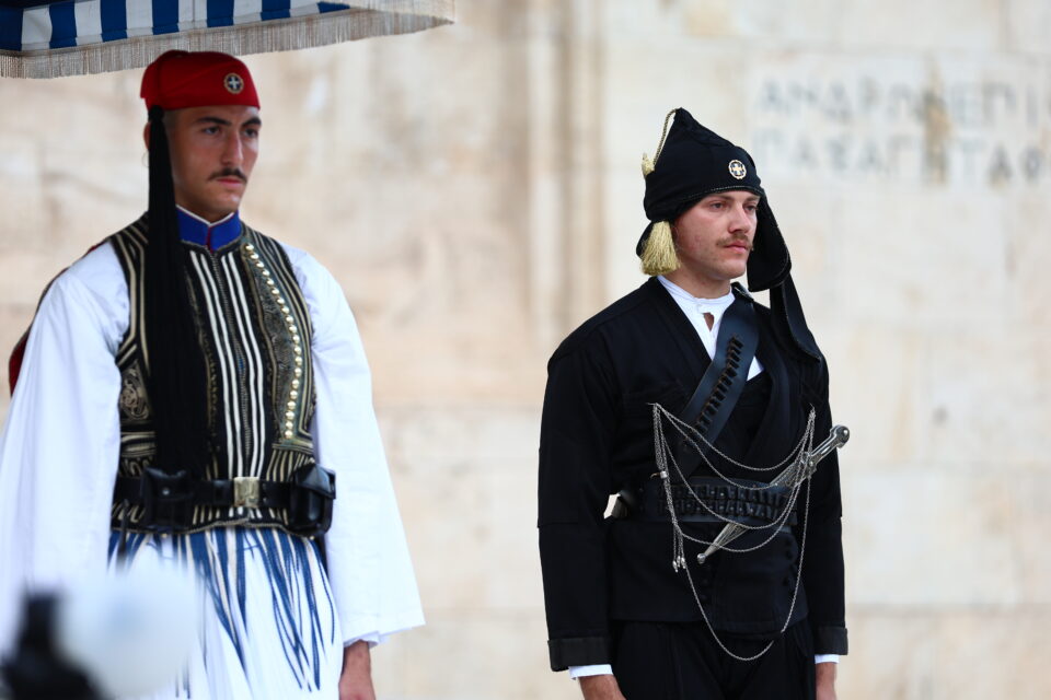 Γενοκτονία Ποντίων: Αλλαγή φρουράς στον Αγνωστο Στρατιώτη με ποντιακές φορεσιές [εικόνες]-5