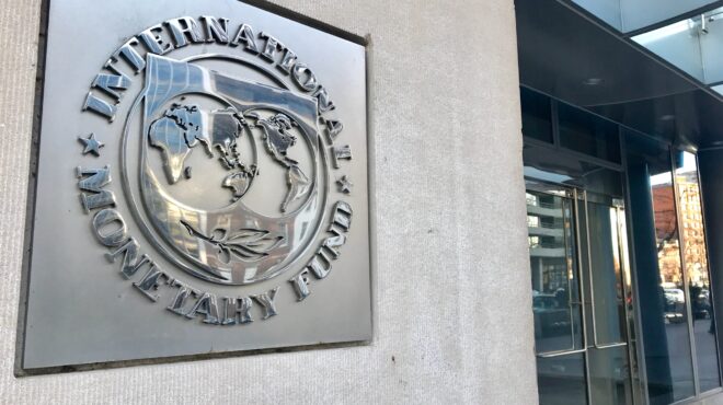 με-τουλάχιστον-ένα-κόκκινο-δάνειο-ένα-564256705
