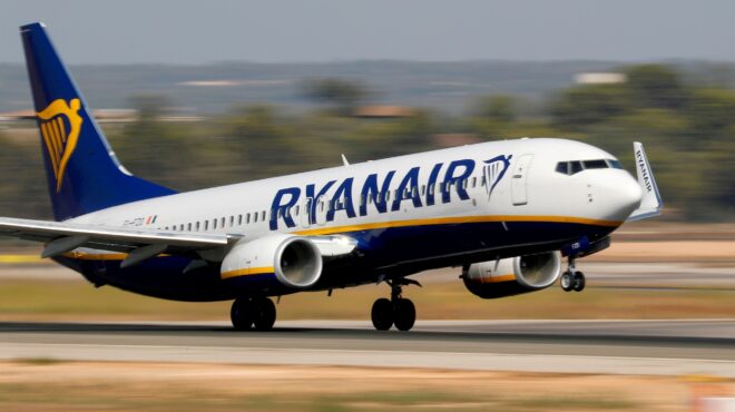 h-ryanair-φεύγει-από-το-αεροδρόμιο-της-θεσσαλ-564211018