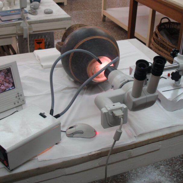 csi-στα-αρχαία-υφάσματα-564239689