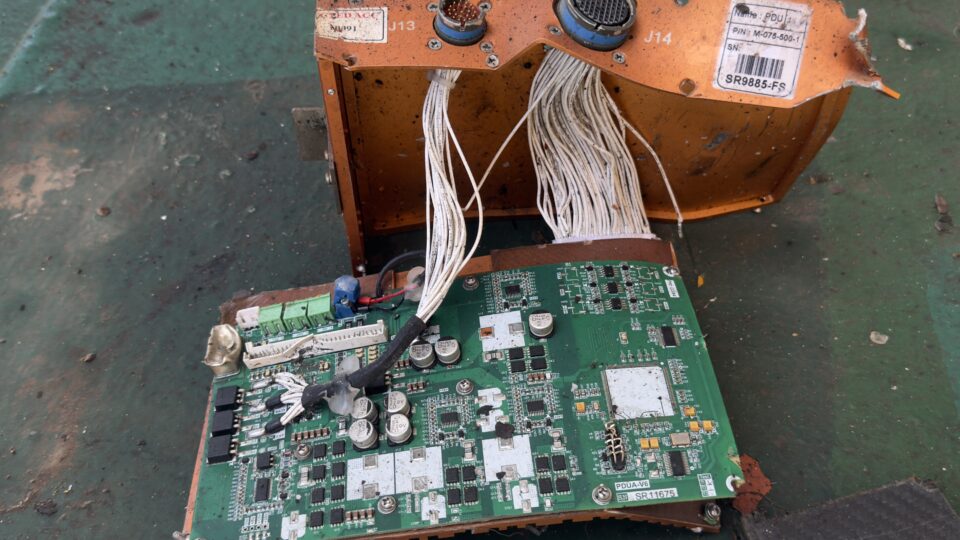 Θρίλερ σε πλοίο στον Κόλπο του Αντεν – Drone με βόμβα 50 κιλών «καρφώθηκε» στο φουγάρο-2