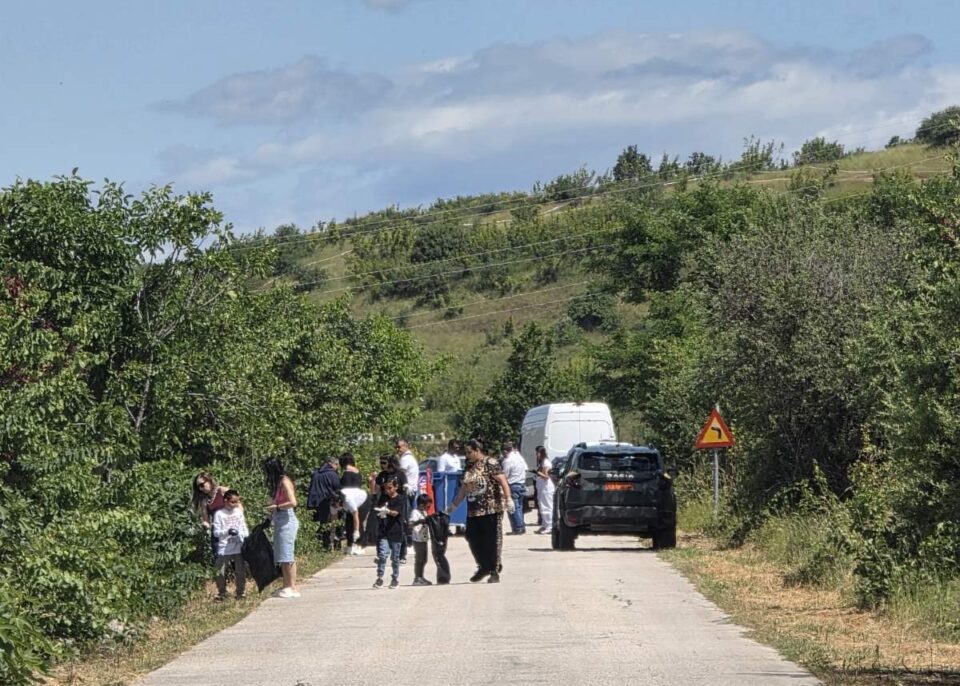 Ρομά από οικισμό της Καρδίτσας καθάρισαν τη λίμνη Μοσχάτου-2