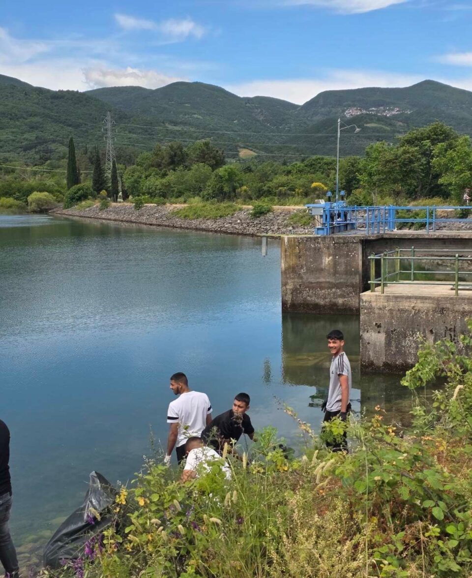 Ρομά από οικισμό της Καρδίτσας καθάρισαν τη λίμνη Μοσχάτου-1