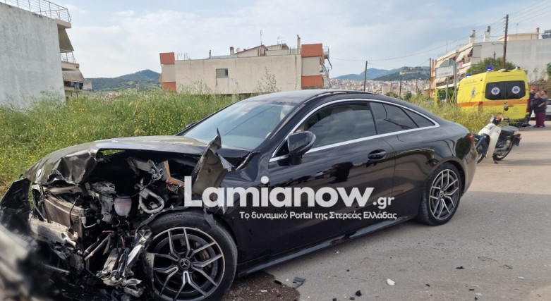 Λαμία: Σφοδρή σύγκρουση δύο αυτοκινήτων – Εγκλωβίστηκε οδηγός-2