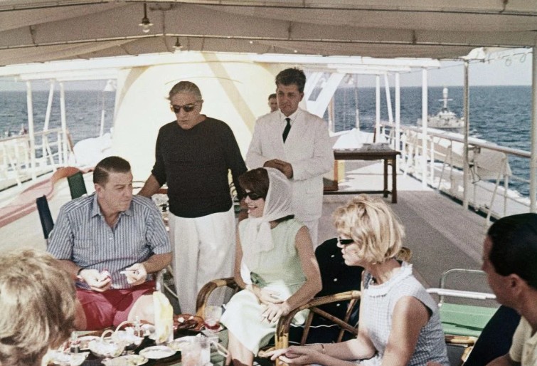 Πωλητήριο στο θρυλικό γιοτ του Ωνάση σε… τιμή ευκαιρίας-6
