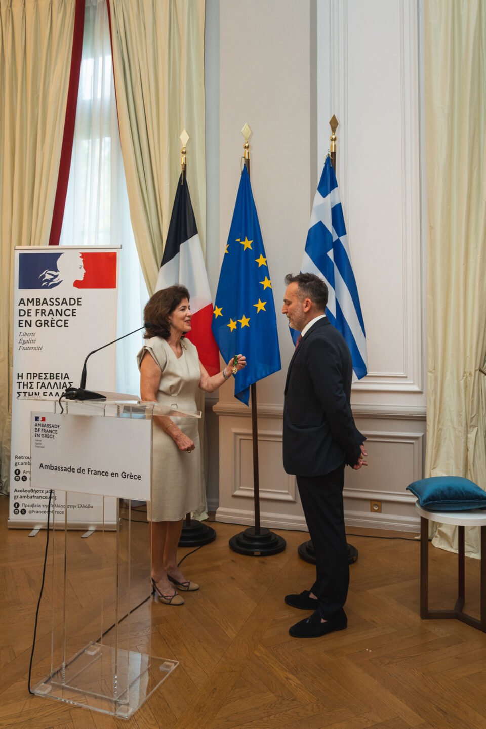 Η Γαλλία τιμά τα παιδιά της, ακόμη κι όταν φορούν ποδιά-2