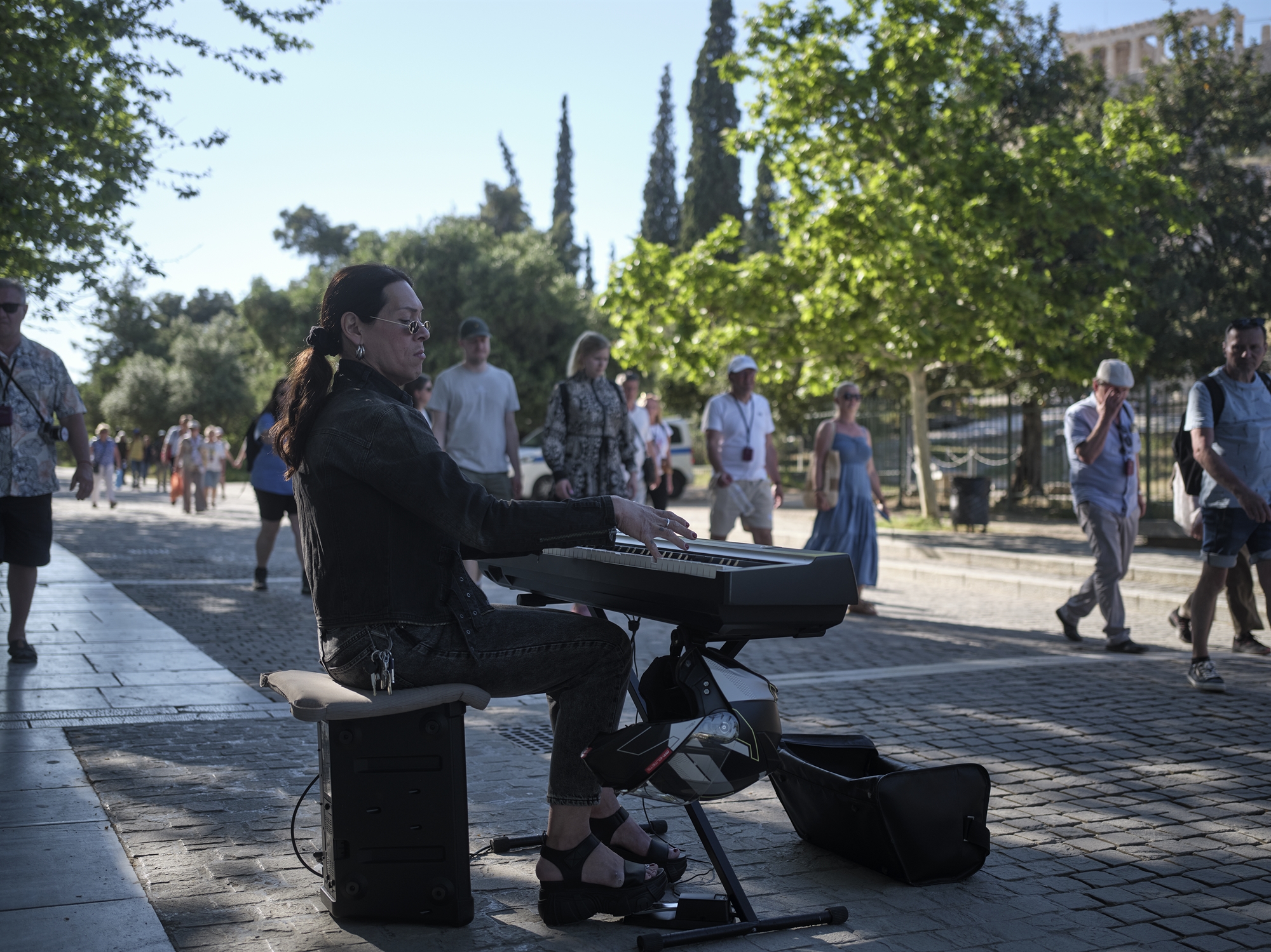 Υπαίθρια αγορά και πάλκο στη σκιά της Ακρόπολης-4
