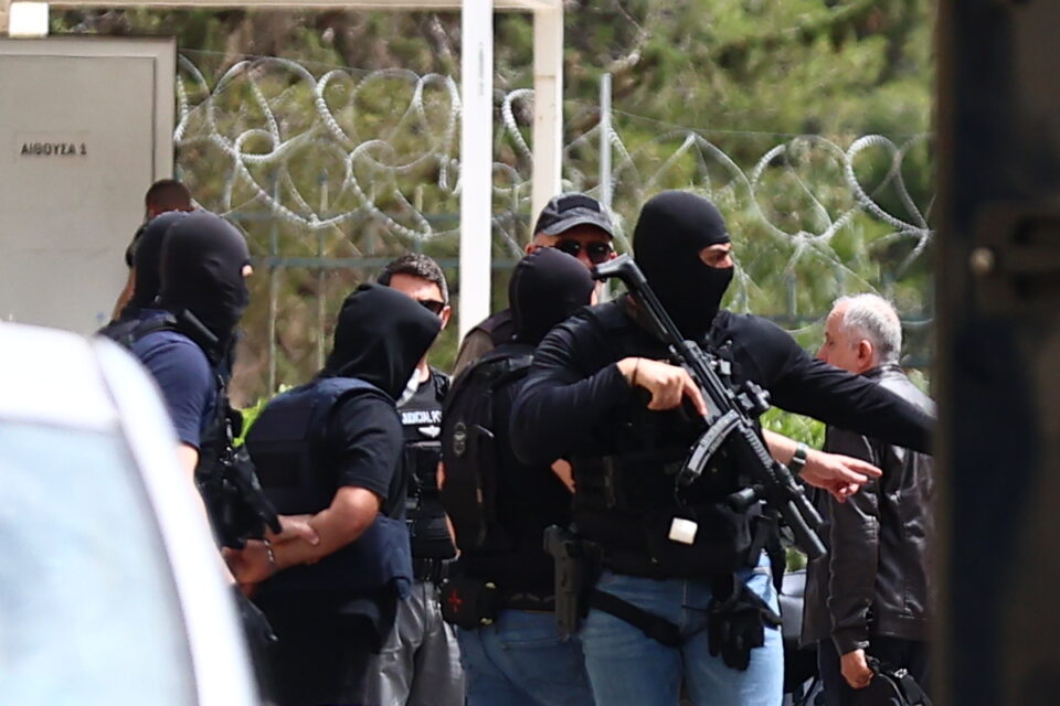 Η δικογραφία Καραϊβάζ στο αυτοκίνητο του Μοσχούρη-1
