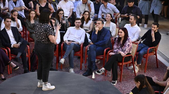 αλέξης-τσίπρας-μπλε-και-κόκκινο-στο-θη-564243769