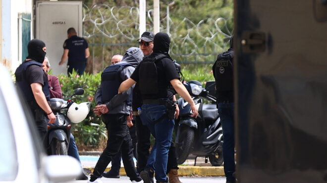 η-δικογραφία-καραϊβάζ-στο-αυτοκίνητο-564214810
