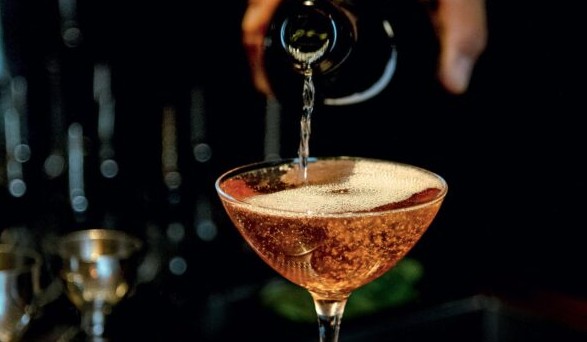 bellini-με-ελληνικό-αφρώδες-κρασί-564205567