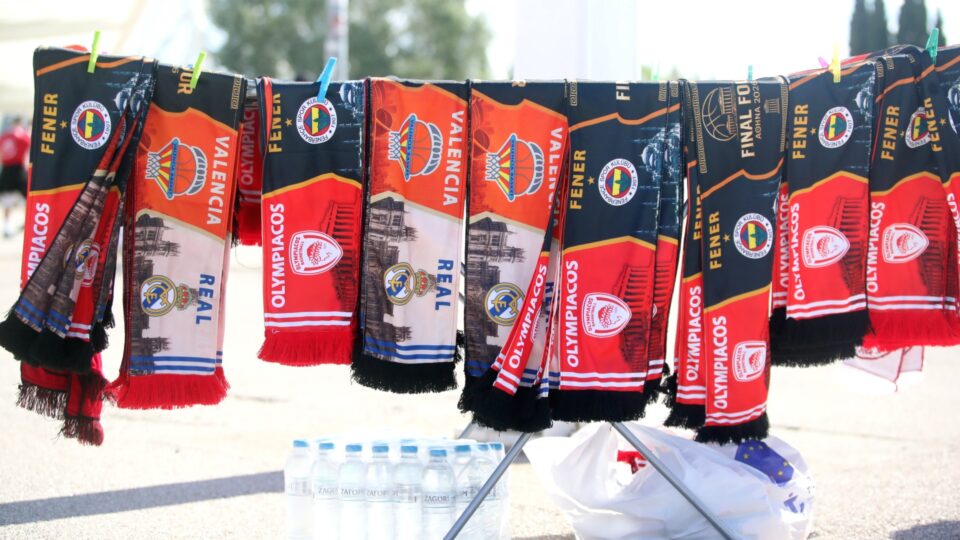 Final Four: Συρρέουν στο T-Center οι φίλαθλοι του Ολυμπιακού [εικόνες-βίντεο]-6
