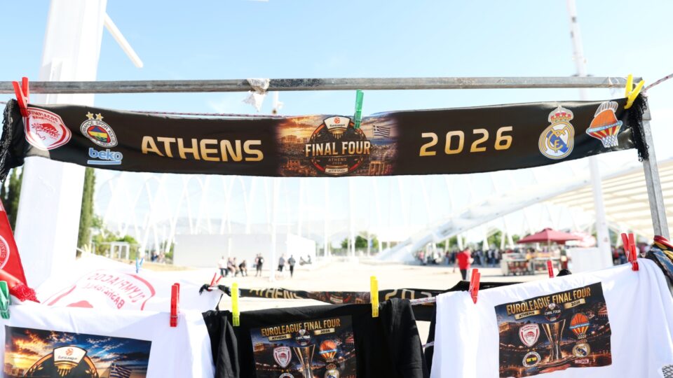 Final Four: Συρρέουν στο T-Center οι φίλαθλοι του Ολυμπιακού [εικόνες-βίντεο]-7