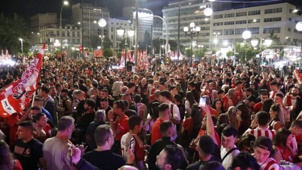 Ξέφρενοι πανηγυρισμοί των «ερυθρολεύκων» για την κατάκτηση της Euroleague [εικόνες – βίντεο]-1