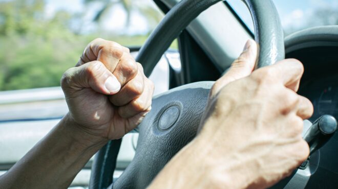 το-road-rage-στα-άκρα-34χρονος-απείλησε-οδηγό-με-564252865