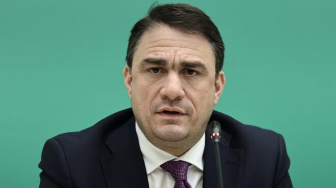 τσουκαλάς-σε-κεραμέως-θα-κρατάτε-σε-ομ-564235486