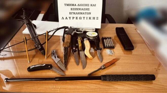 βαλλίστρα-βέλη-και-πτυσσόμενο-γκλοπ-ε-564218587