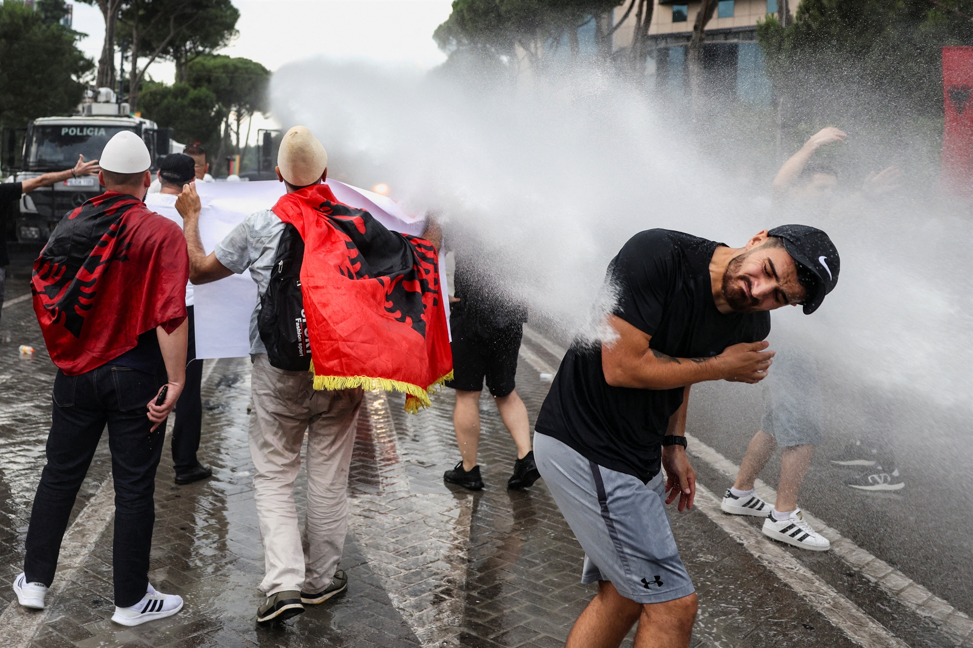 Η βουτιά της Ιβάνκα και τα «όπλα» της ομογένειας