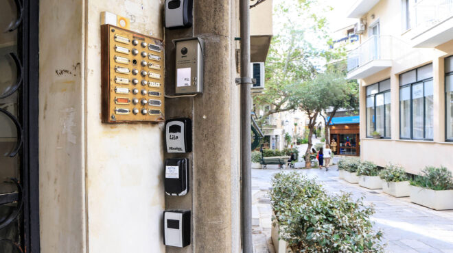 σήμα-για-περιορισμό-στα-airbnb-της-πλάκας-564264586