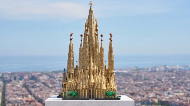 η-σαγράδα-φαμίλια-σε-lego-εκδοχή-βιτρό-παρ-564270331