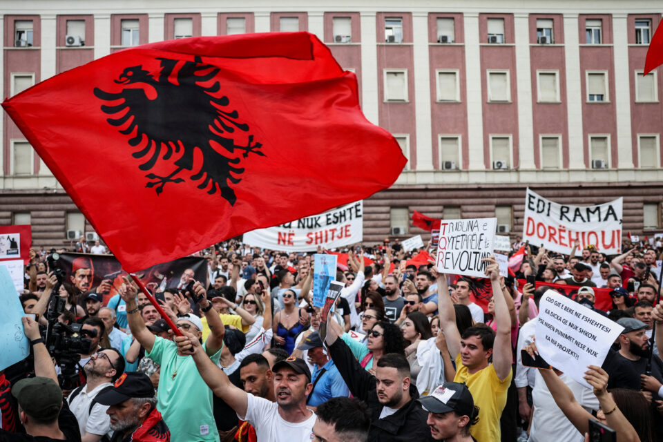 Αλβανία: Κλιμακώνονται οι διαδηλώσεις για το πρότζεκτ του Κούσνερ, αμετακίνητος ο Ράμα-1