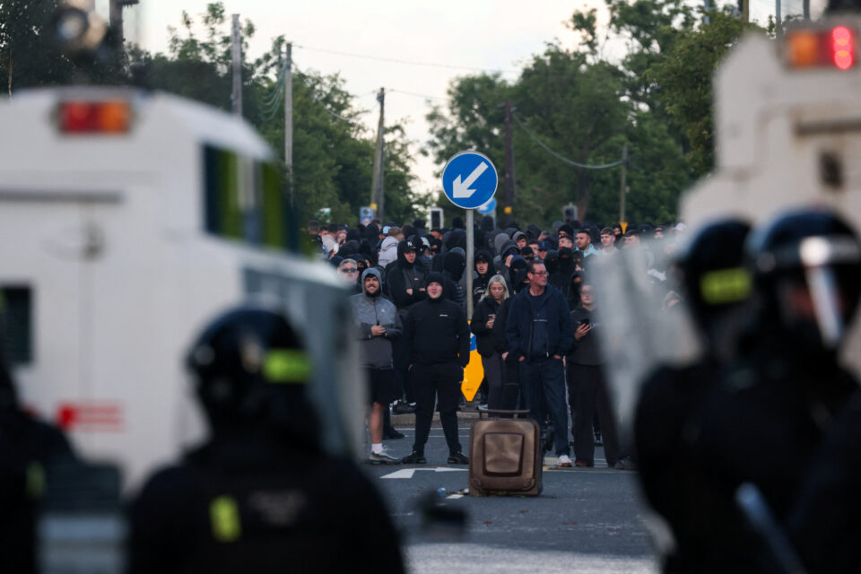 Δεύτερη νύχτα ταραχών σε διαδηλώσεις κατά μεταναστών στο Μπέλφαστ-2