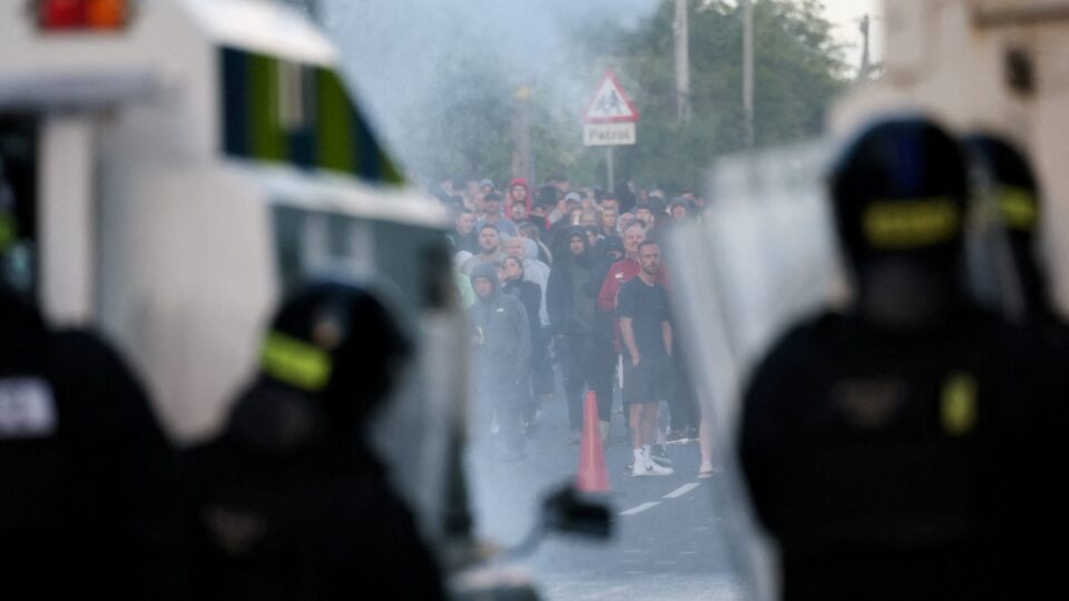 Δεύτερη νύχτα ταραχών σε διαδηλώσεις κατά μεταναστών στο Μπέλφαστ-1